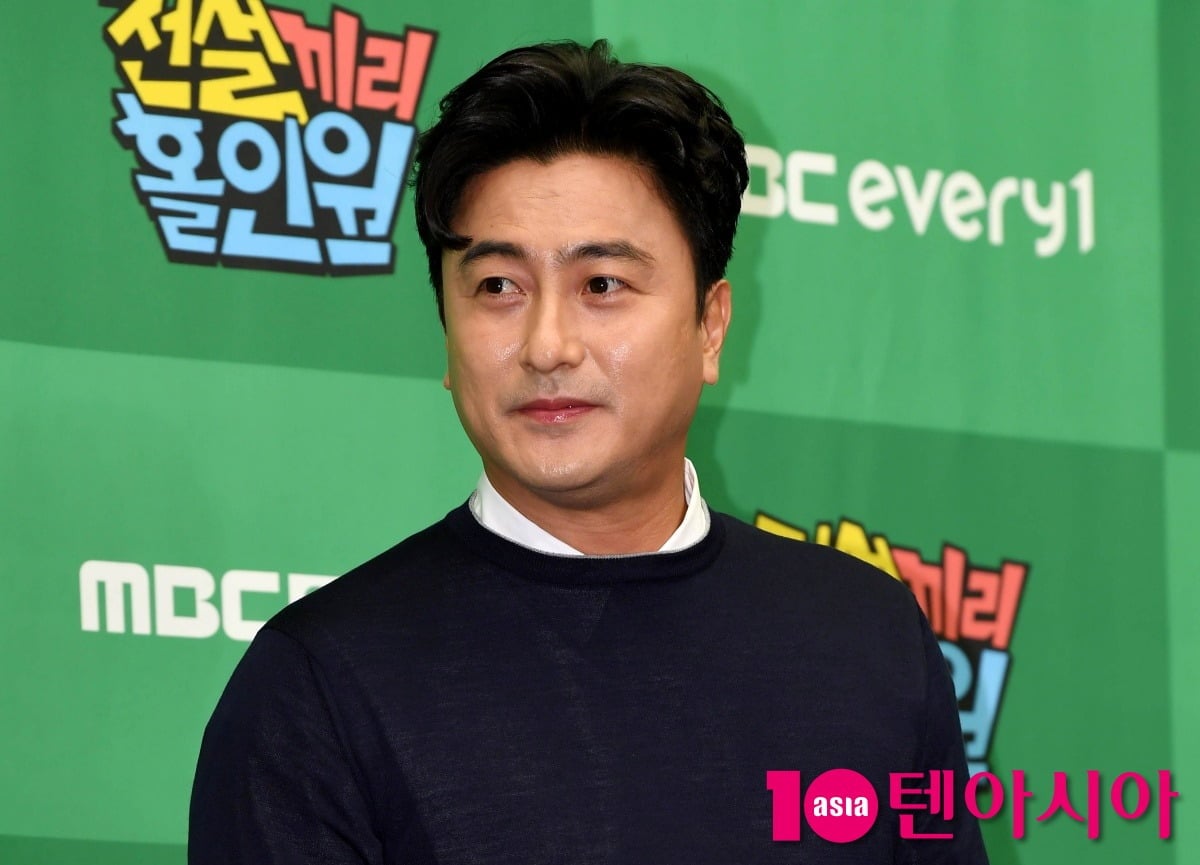 안정환이 하석진의 냉장고를 살펴보던 중 식재료 개봉을 거부한다./사진=텐아시아DB