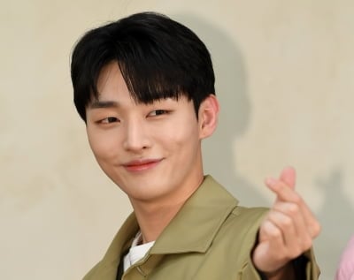 [공식] 워너원 윤지성, 연애 리얼리티 택했다…BL 도전 1년 만에 색다른 연기 변신 ('아듀')