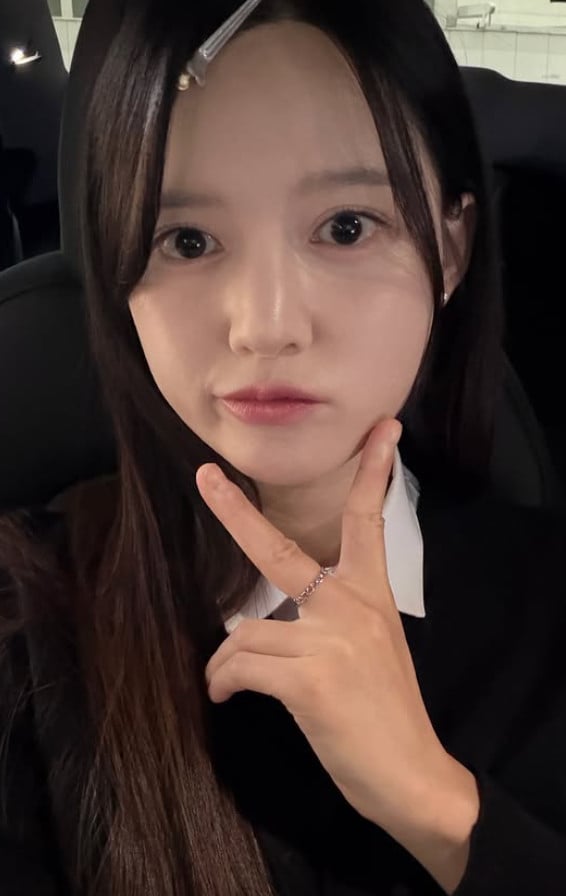 배우 남보라가 카메라를 응시하며 포즈를 취하고 있다. / 사진=남보라 SNS