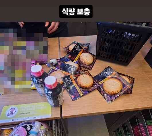 가수 윤민수의 아들이 편의점에서 음식 구매를 인증했다. / 사진=윤후 SNS