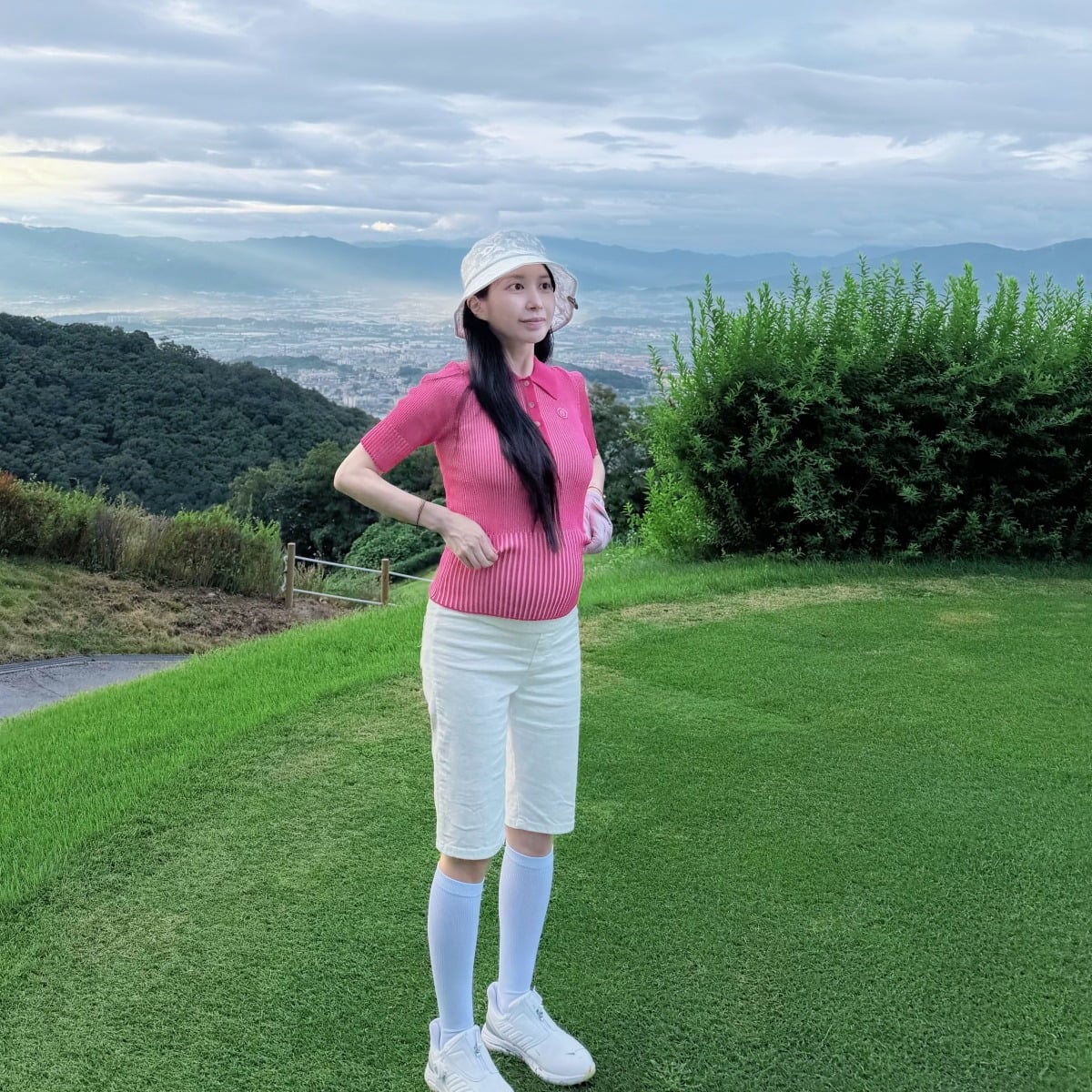 아야네가 D라인으로 눈길을 끌었다. / 사진=아야네 SNS