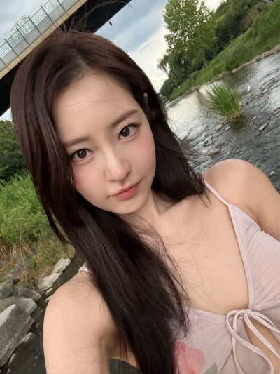 '1000억 건물주 딸' 신슬기, 초근접 샷에도 굴욕 없는 도자기 피부…여름 여신 강림
