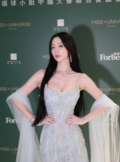 '41세 돌싱' 클라라, 볼륨감 이정도였나…눈을 뗄 수 없는 드레스 자태 공개