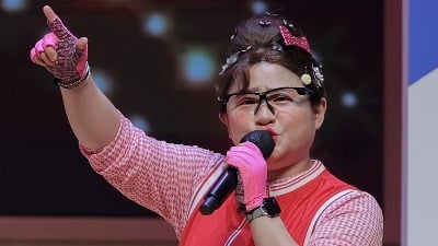 김신영, '개막식 불참' 아쉬움 씻었다…'전유성 쇼' 전 관객 기립시킨 피날레 [종합]