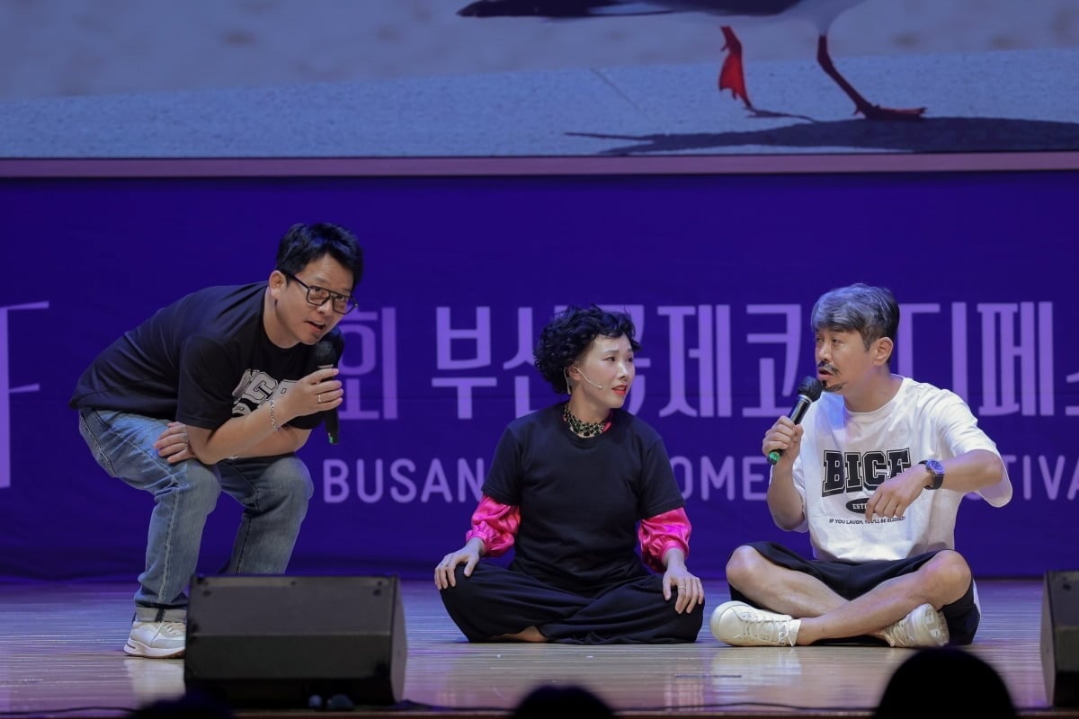 신봉선이 김준호, 김대희와 즉석 콩트 연기를 선보였다. / 사진제공=부산국제코미디페스티벌조직위원회