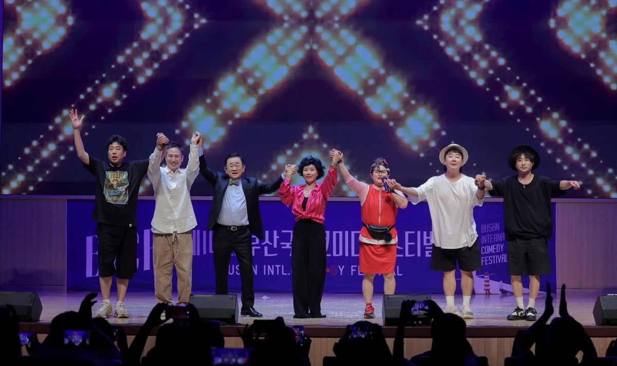 '전유성 없는 전유성 쇼'의 출연진이 마지막 인사를 하고 있다. / 사진제공=부산국제코미디페스티벌조직위원회