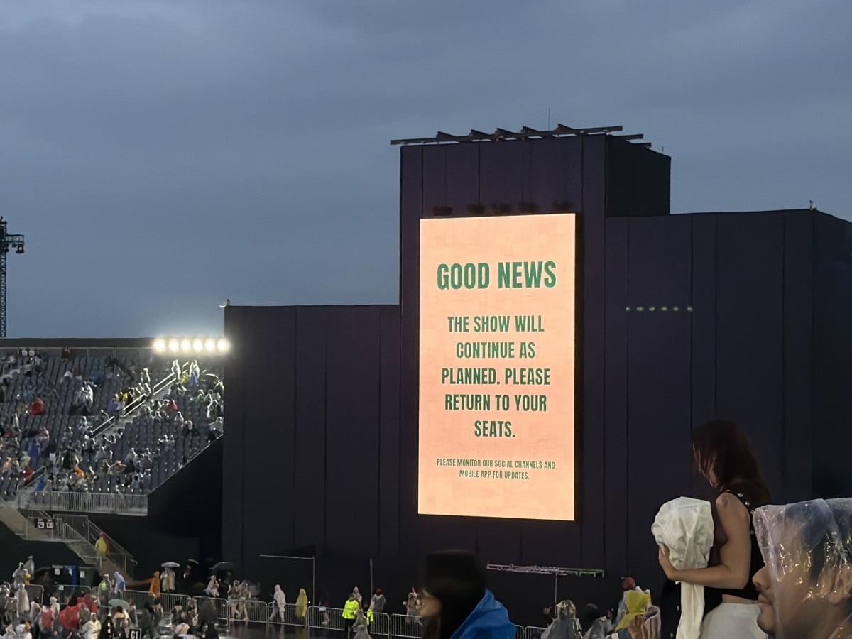 An announcement inside the stadium stating that the BTS concert in Toronto, Canada, will proceed as originally planned. 