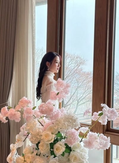 '데뷔 31년차' 박은빈, 꽃 속에 둘러싸여 청순미 자랑…순백 드레스 입고 전한 인사