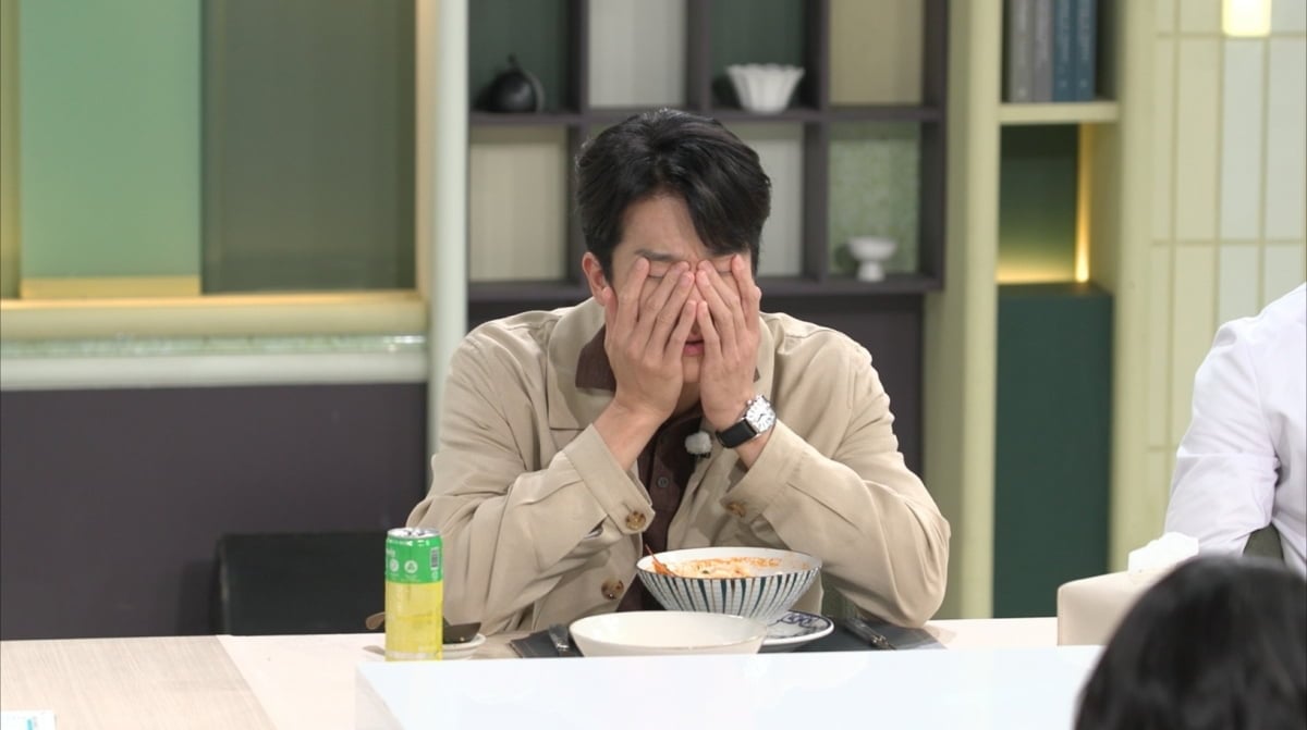 배우 하석진이 요리를 맛본 후 선택의 시간에서 고민하고 있다. / 사진제공=JTBC '냉장고를 부탁해'