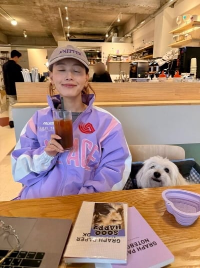 '비연예인♥' 김재경, '38세' 안 믿기는 러블리 매력…강아지 보다 귀여워