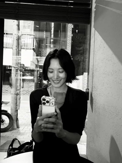'돌싱 2년차' 수현, 단발로 확 변신했다…흑백 사진 속 미소에 '심쿵'