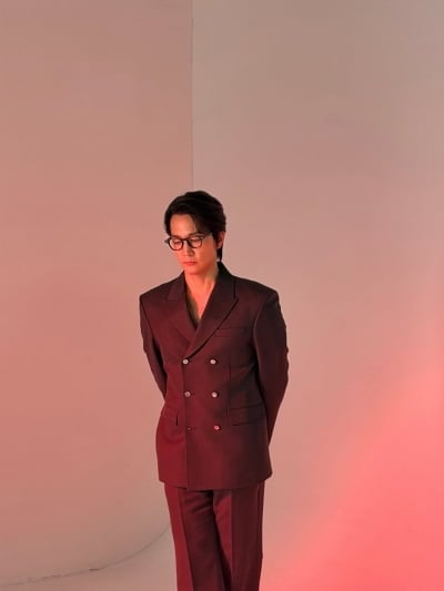'빌딩 259억 매각' 송승헌, 강렬한 수트 비주얼에 시선 집중