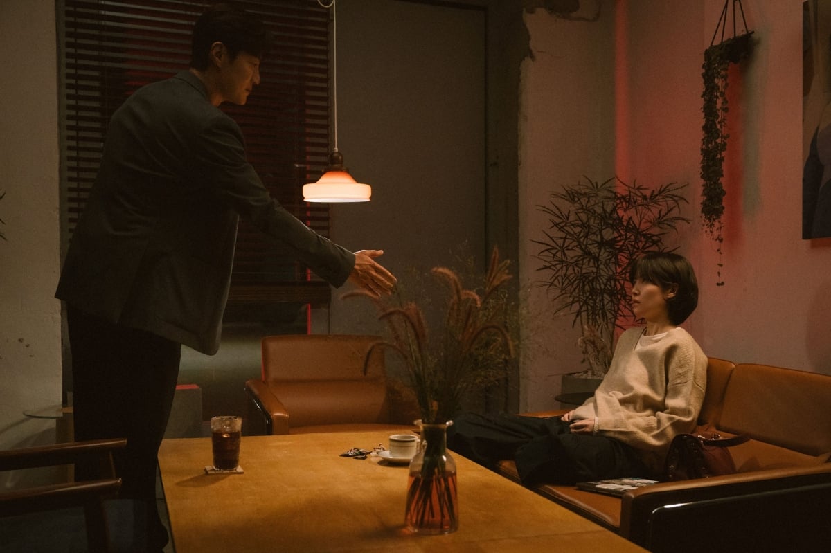 배우 심은경이 올 하반기 영화 두 편으로 국내 관객들과 만난다. / 사진 출처 : 소속사 팡파레, 암살자(들), 낮과 밤은 서로에게