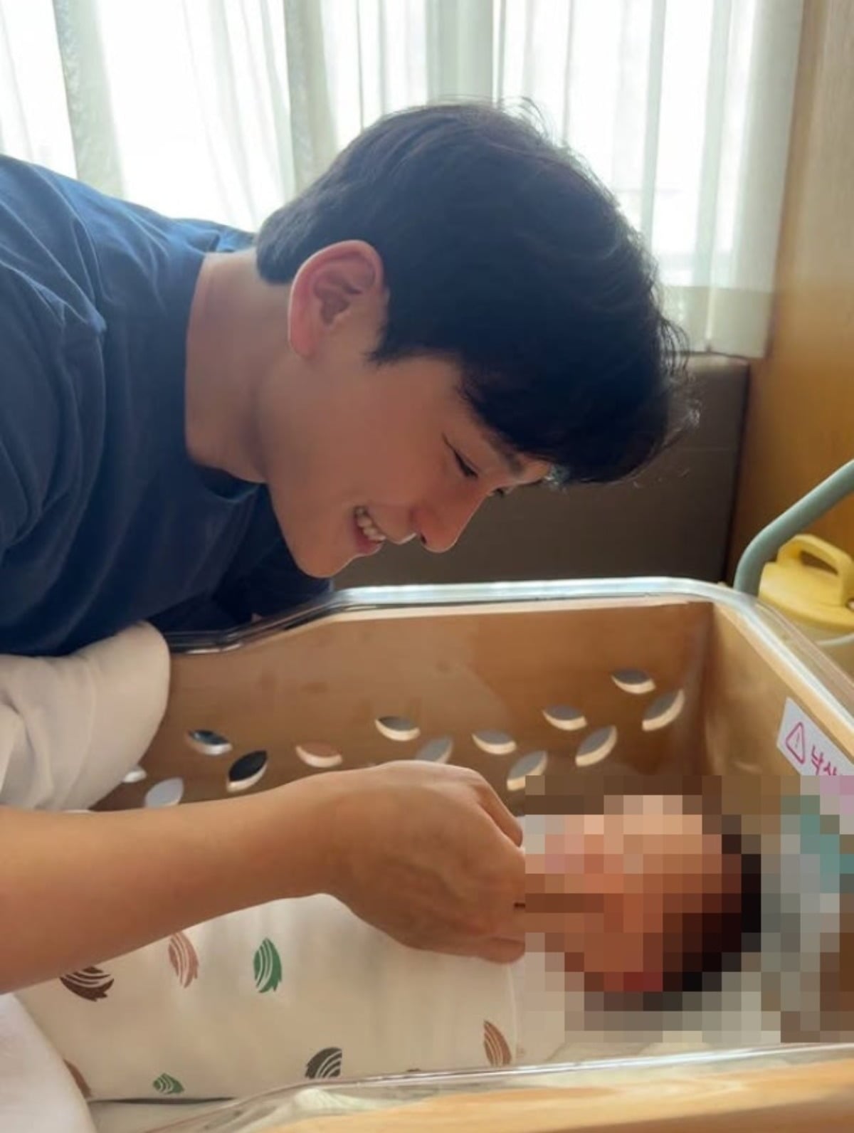 뮤지컬 배우 백기범이 아들을 연신 사랑스럽게 바라보고 있다. / 사진=백기범 SNS