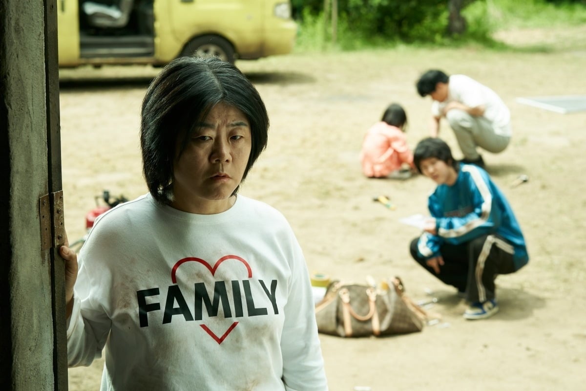 이정은이 막내딸을 잃고 복수를 계획하는 엄마 옥실 역을 맡았다. / 사진제공=롯데엔터테인먼트