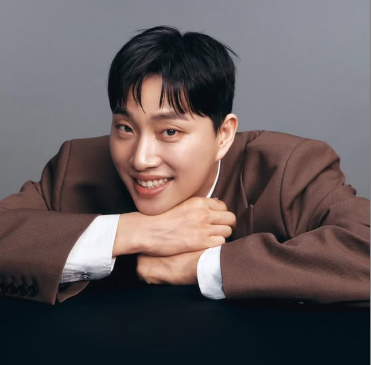 유튜버 박위가 카메라를 응시하며 미소를 짓고 있다. / 사진=박위 SNS