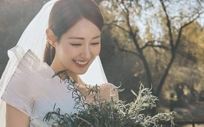 '덱스 썸녀' 신슬기, 웨딩드레스 입고 '활짝'…당장 결혼해도 될 순백의 자태