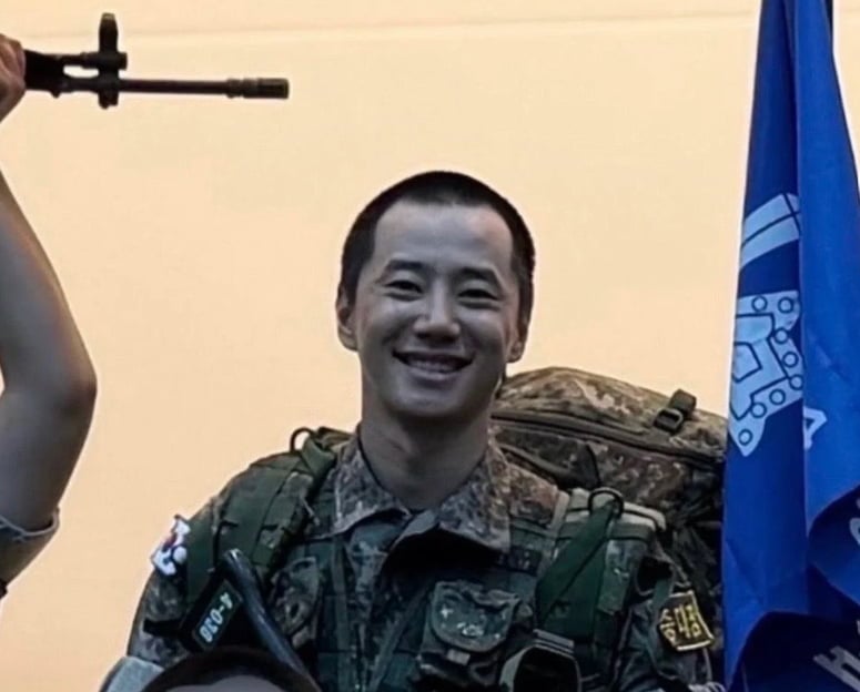 배우 이준영이 입대 한 달여 만에 훈련소에서 '중대장 훈련병'을 맡은 근황이 공개됐다./ 사진=SNS