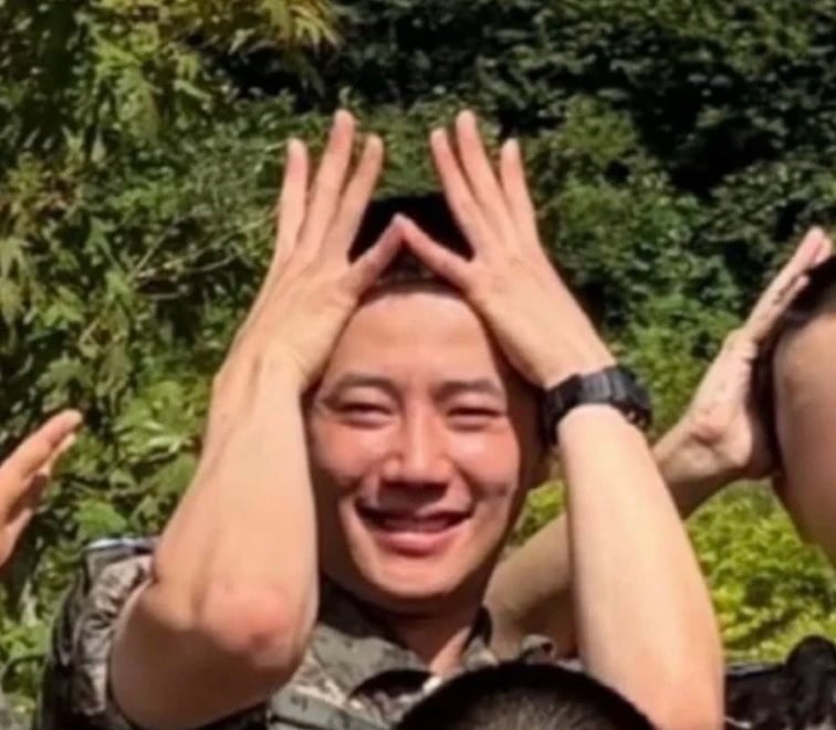 배우 이준영이 입대 한 달여 만에 훈련소에서 '중대장 훈련병'을 맡은 근황이 공개됐다./ 사진=SNS