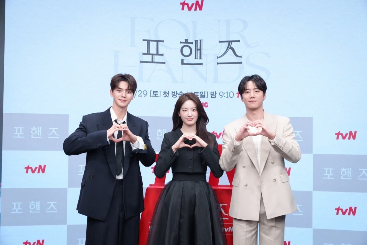 전역 후 첫 복귀작으로 '포핸즈'를 택한 배우 송강이 함께 호흡한 이준영과 장규리에게 도움을 받았다고 밝혔다./사진제공=tvN