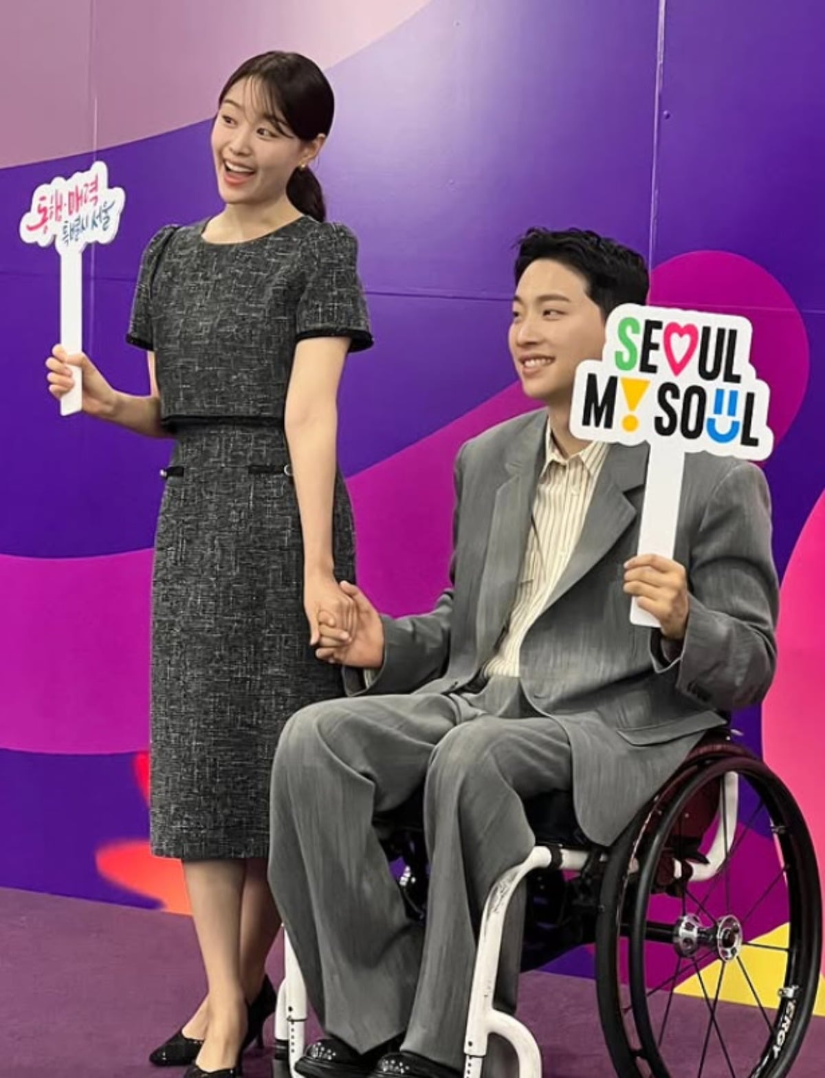 유튜버 박위와 송지은 부부가 서울시 홍보대사로 위촉된 자리에서 미소를 보이고 있다. / 사진=박위 SNS