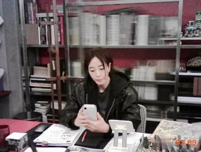 '55세' 김혜수, 나이 안 믿기는 미끈한 각선미…강렬한 레드도 찰떡 소화