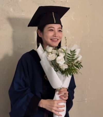 '16학번' 신예은, 10년 만에 학사모 획득했다…"암모나이트 졸업합니다"