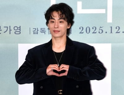 구교환, 새빨간 머리로 변신했다…"관객들과 데이트 하는 기분" ('부활남')