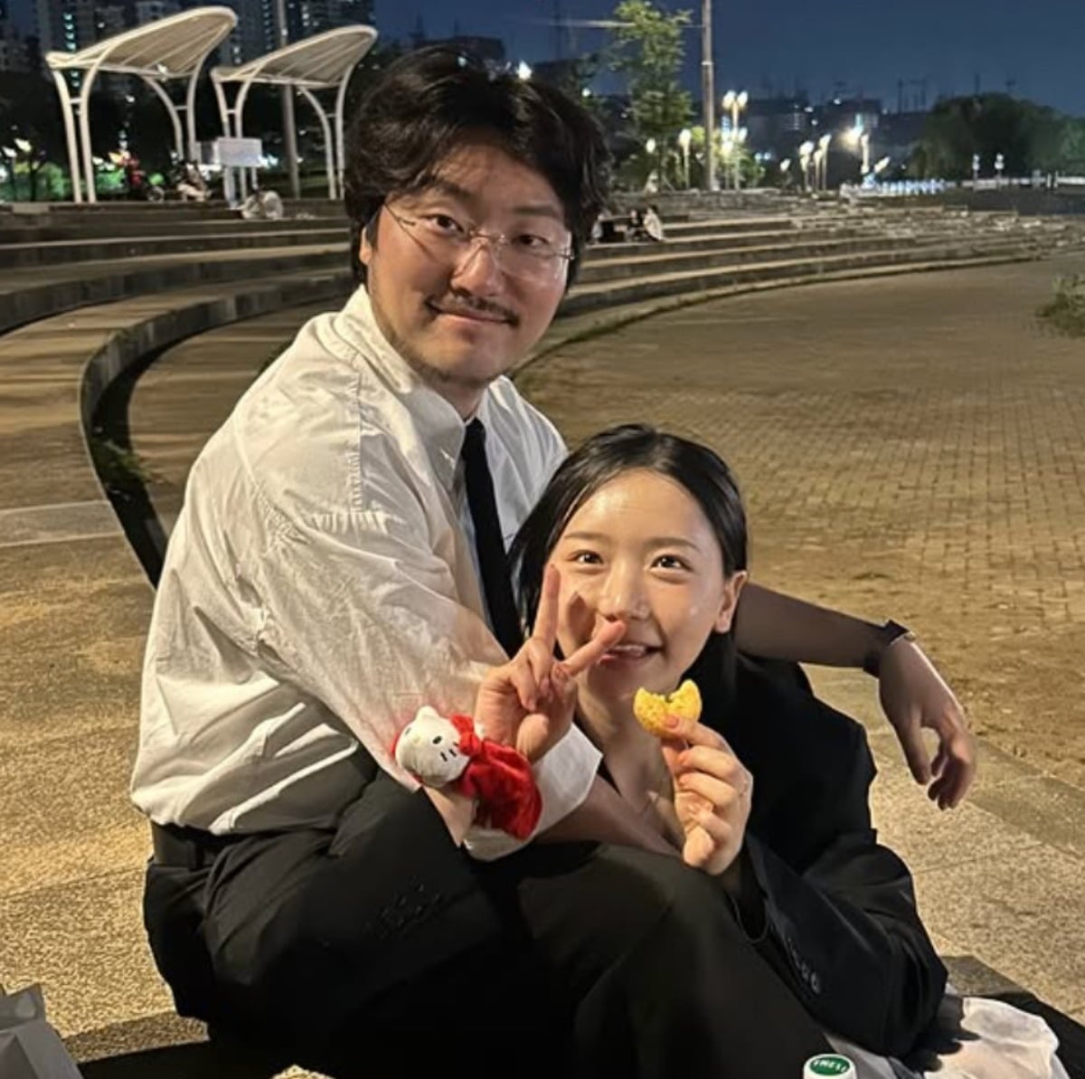 유튜버 조매력이 송하예와 행복한 미소를 짓고 있다. / 사진=조매력 SNS