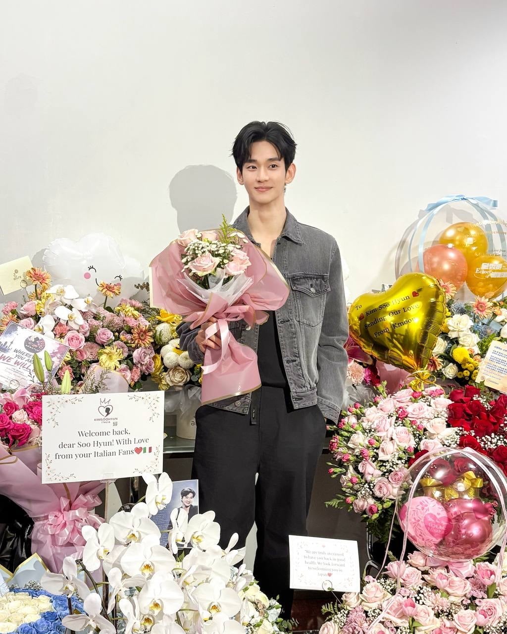 배우 김수현이 팬들이 보내준 꽃에 둘러싸여 밝은 미소를 짓고 있다. 사진 = 골드메달리스트 제공