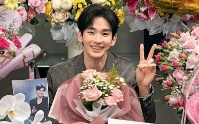 살빠진 김수현 돌아왔다…1년째 멈춘 '넉오프'에 쏠리는 시선