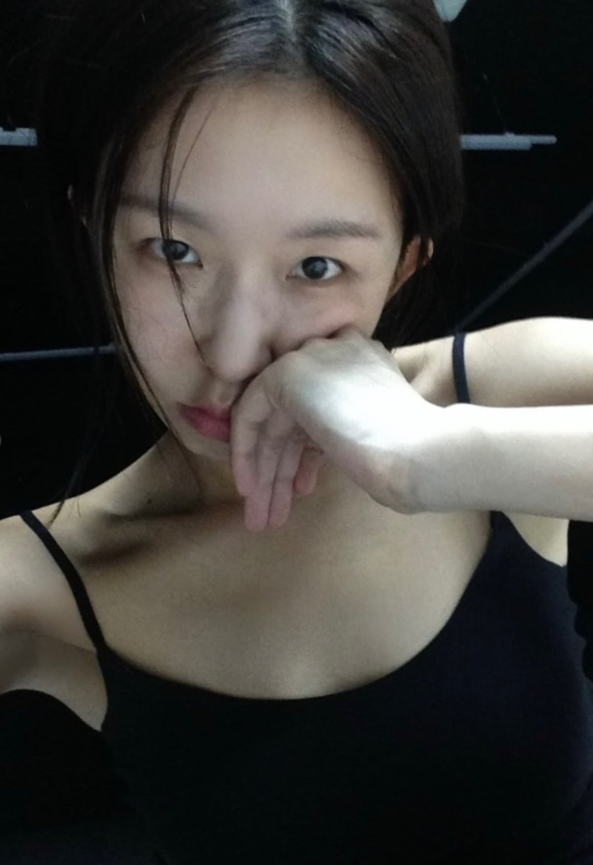 배우 윤가이가 카메라를 바라보며 포즈를 취하고 있다. / 사진=윤가이 SNS