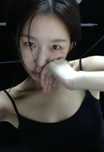 장기하 흐뭇하겠어…♥윤가이, 민소매 한 장 만으로 화보 비주얼