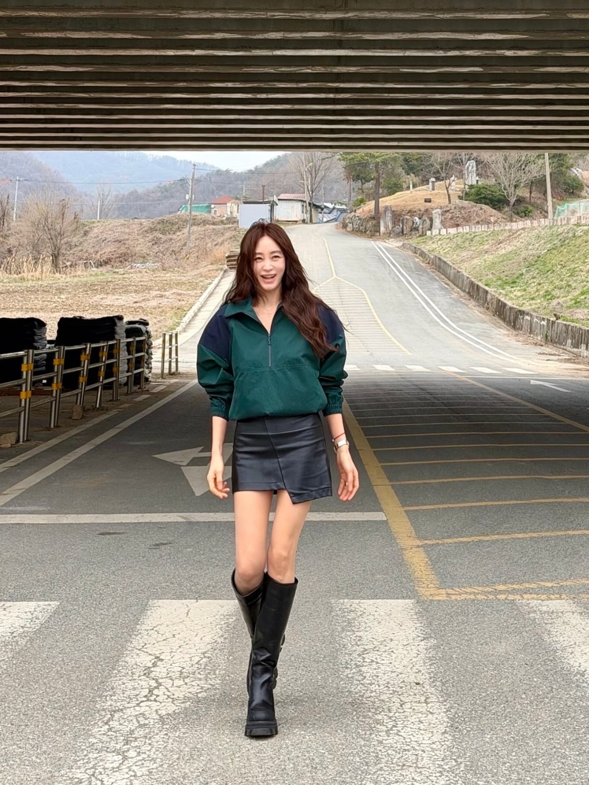 배우 김혜수가 긴 웨이브 헤어와 미니스커트를 매치한 스타일링으로 근황을 전했다. / 사진=SNS