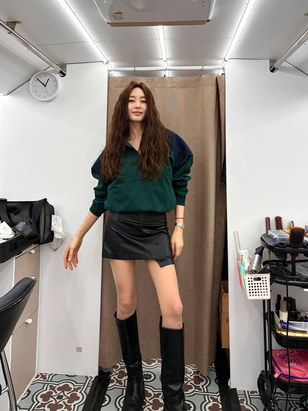 배우 김혜수가 긴 웨이브 헤어와 미니스커트를 매치한 스타일링으로 근황을 전했다. / 사진=SNS