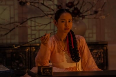 손예진, 속적삼 입고 담뱃대 들었다…24년 만의 사극 ('스캔들')
