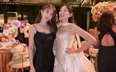 윤은혜, 결혼식 옷차림 어땠길래…'민폐 하객' 논란에 해명 "드레스코드 있었다"