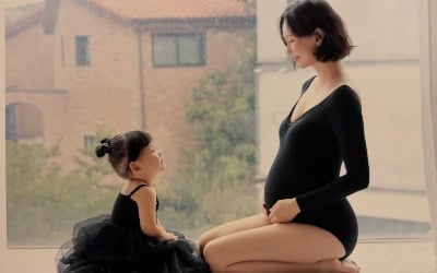 이유영 '둘째 임신', 보디수트 입고 만삭 사진…첫째 딸과 블랙 모녀룩
