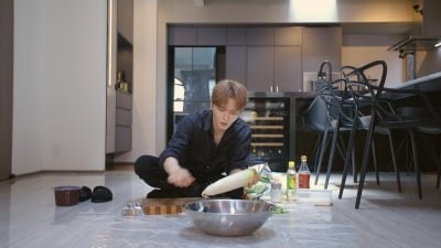 김재중, 데뷔 23년 만에 도쿄집 공개…럭셔리 하우스서 짠내 살림 ('편스토랑')