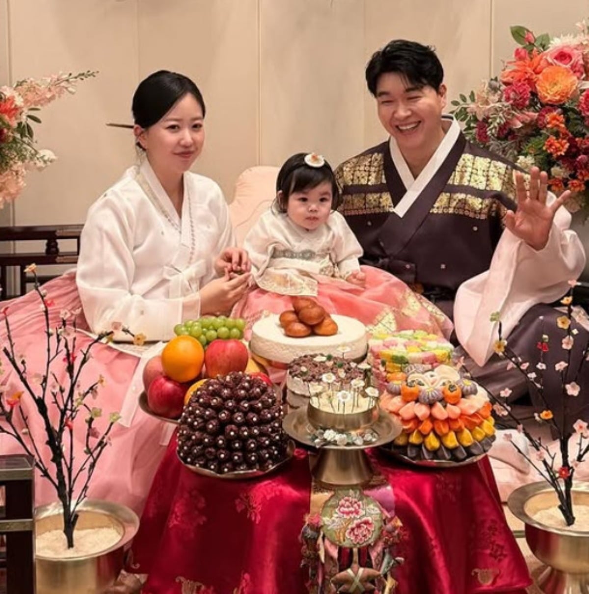 방송인 박수홍과 그의 아내가 딸의 돌을 축하하고 있다. / 사진=김다예 SNS