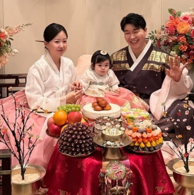 "비행기가 관광 버스냐"…박수홍 아내 '태극기+딸' 조합에도 악플 못 피했다