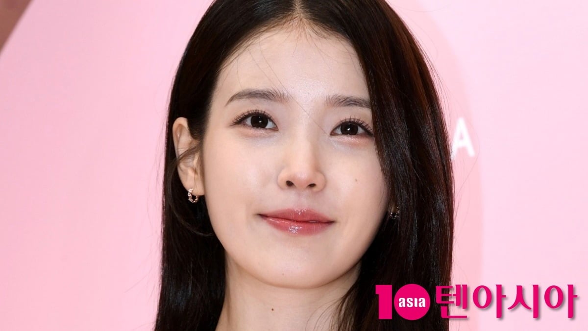 아이유가 남동생과 현실 남매 케미를 보여줬다. / 사진=텐아시아DB