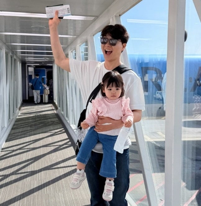 늦둥이 딸이 울자 다른 승객들을 걱정해 하기 의사를 밝혔다가 번복한 박수홍이 51분의 항공편 지연으로 '연예인 갑질' 논란에까지 휩싸였다./ 사진=SNS