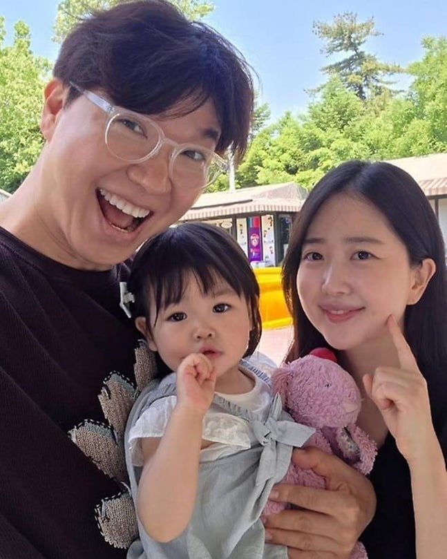 박수홍, 김다예 부부가 딸 재이 양과 포즈를 취하고 있다. / 사진=SNS