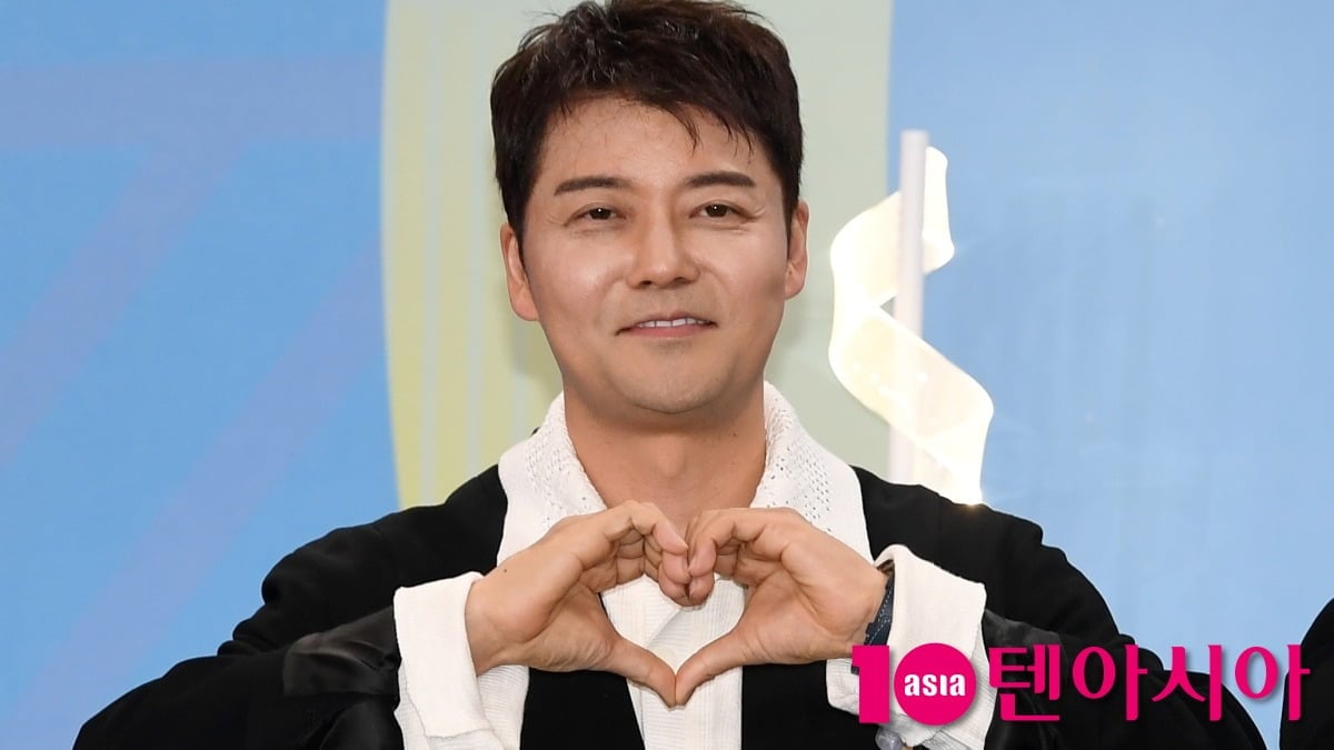 전현무가 포즈를 취하고 있다. / 사진=텐아시아DB