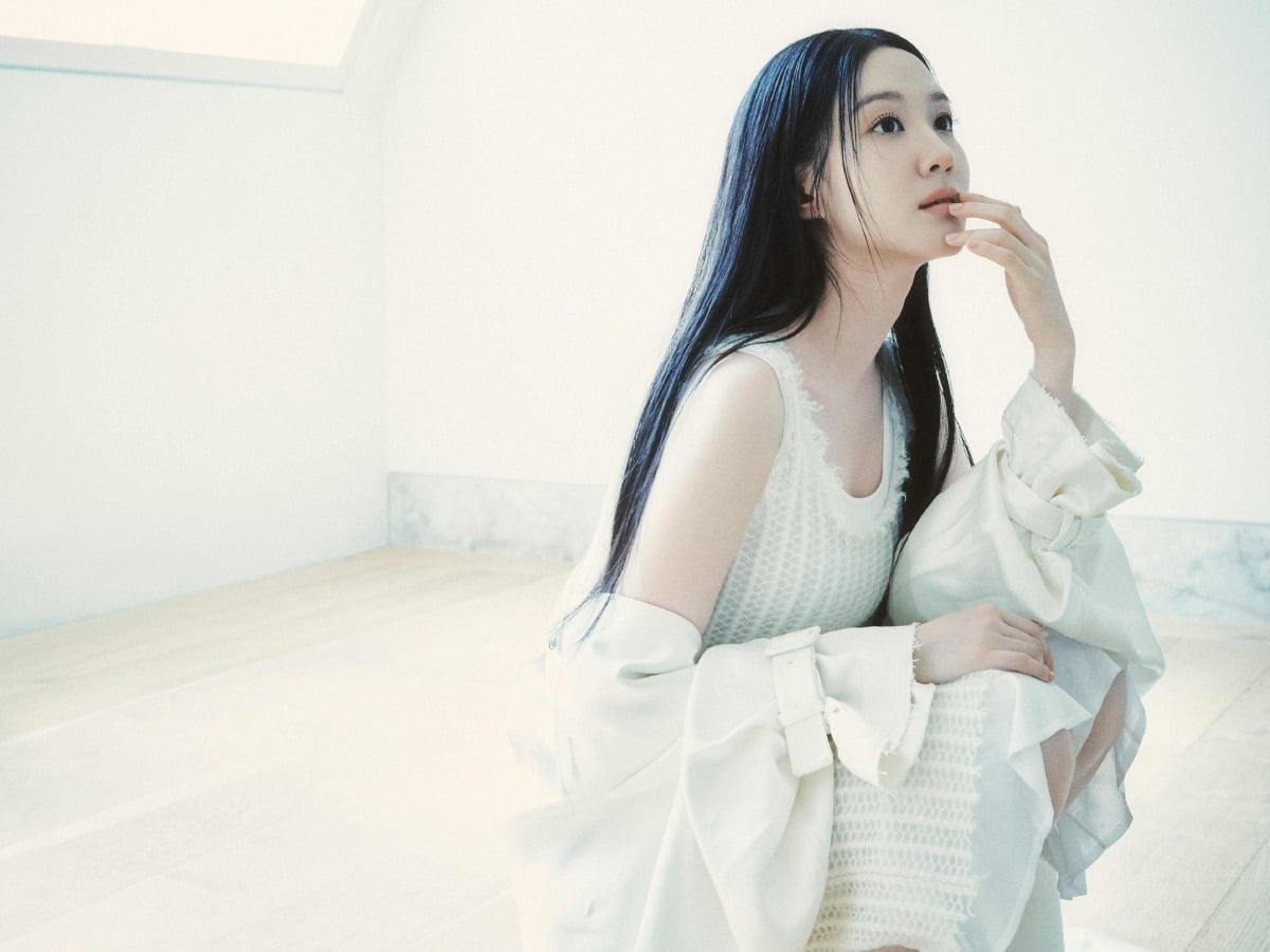 배우 박은빈이 화려함을 덜어낸 스타일링으로 본연의 매력을 살렸다./사진제공=마리끌레르