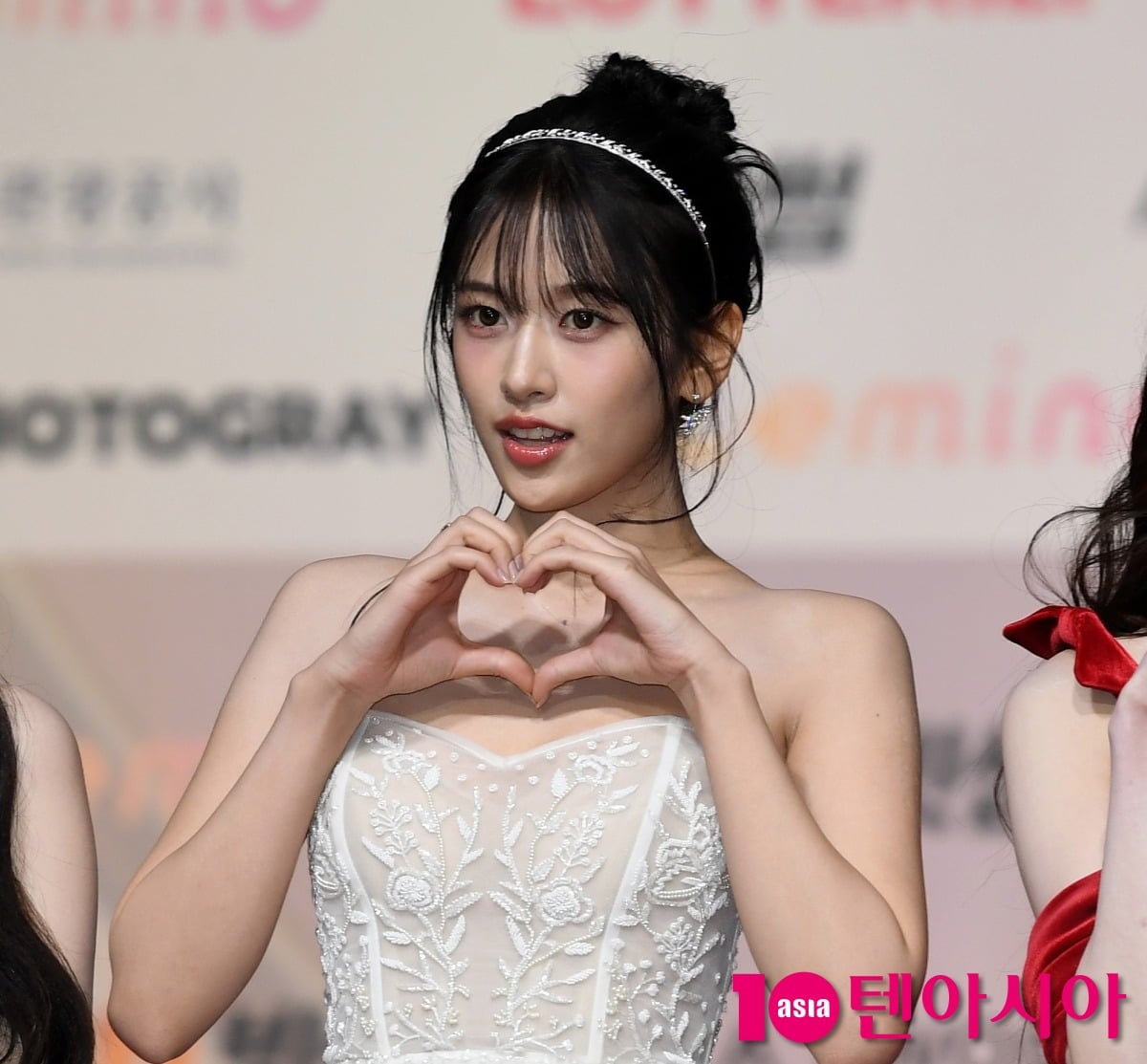 그룹 아이브의 멤버 안유진이 16명의 단체 손님을 상대하던 중 예상치 못한 음식 부족 사태와 마주한다./사진=텐아시아DB
