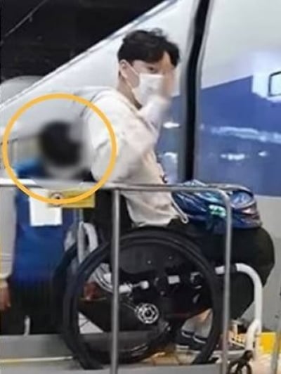 역무원은 인사했는데 박위는 '노룩'