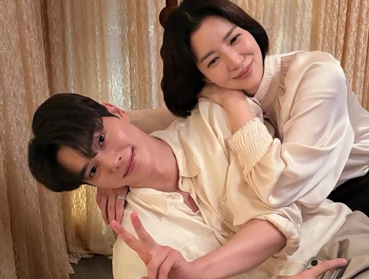 배우 윤세아가 송강과 찍은 다정한 투샷을 공개했다. / 사진=윤세아 SNS