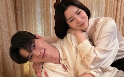 윤세아·송강, 진짜 모자 지간 같네…어깨 기대고 다정한 투샷